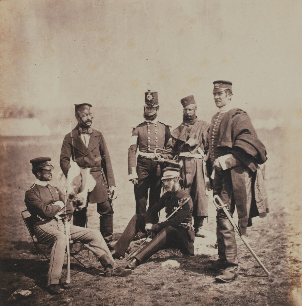 查尔斯·托马斯·施特劳宾泽准将（1812-92）和浅黄军官，来自与克里米亚战争相关的52张照片的专辑，1855年 作者 罗杰芬顿