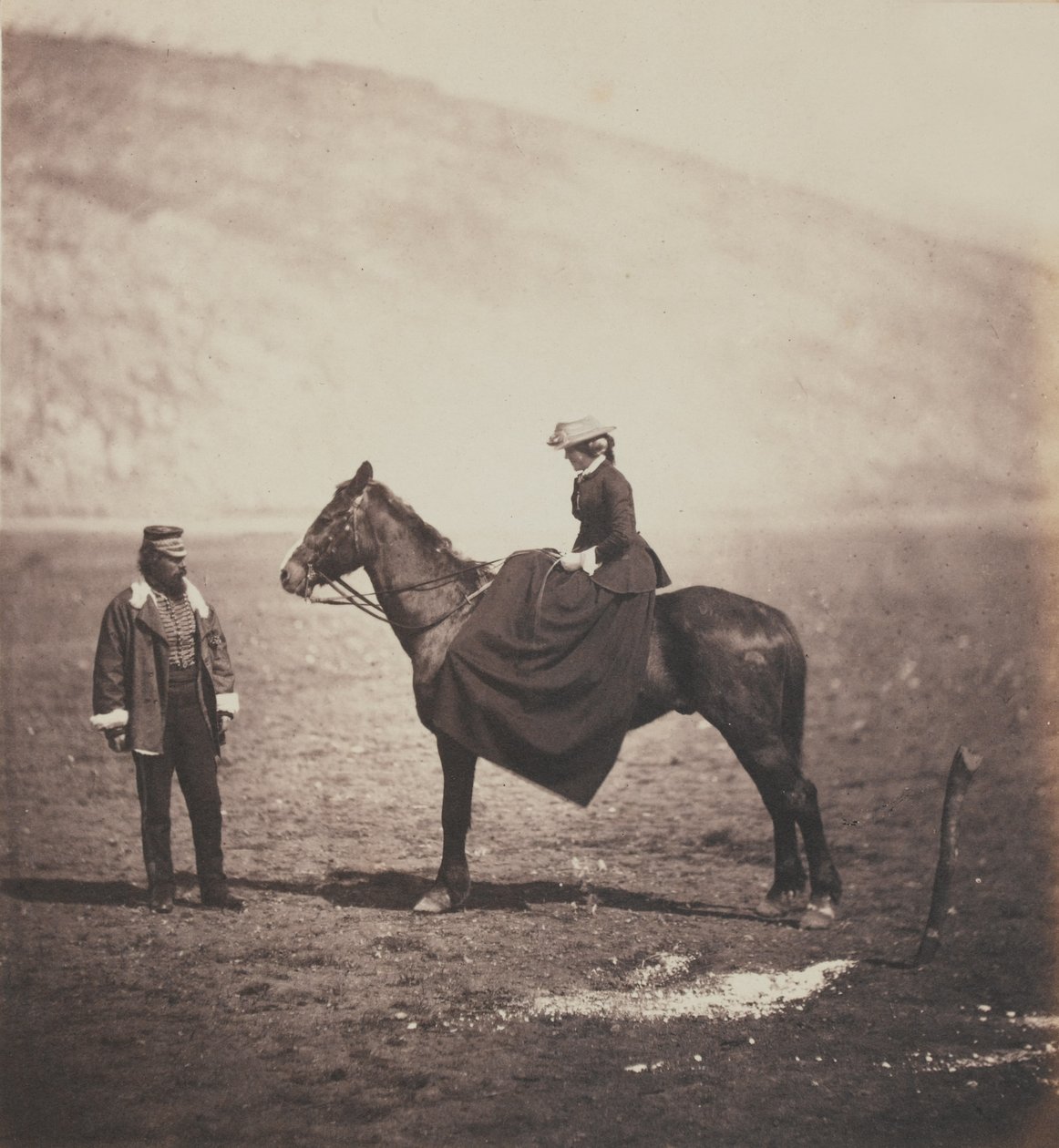 Henry Duberly Esq，Paymaster 8th（国王的皇家爱尔兰人）Light Dragoons（Hussars）和Duberly夫人骑着马，从与克里米亚战争相关的52张照片的专辑，1855年 作者 罗杰芬顿