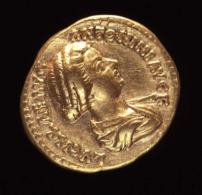 Aureus（正面）描绘了Marcus Aurelius（公元161年 - 公元180年）的女儿Lucilla。铭文：LUCILLAE AVG ANTONINI AVG F（黄金）（反向见119147） 作者 小说