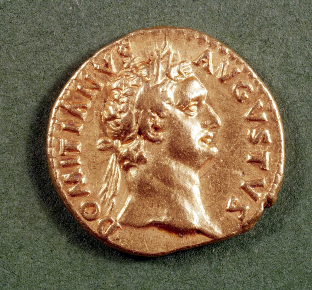 Domitian（公元81-96）的Aureus（正面）戴着月桂花环。铭文：DOMITIANVS AVGVSTVS（金） 作者 小说