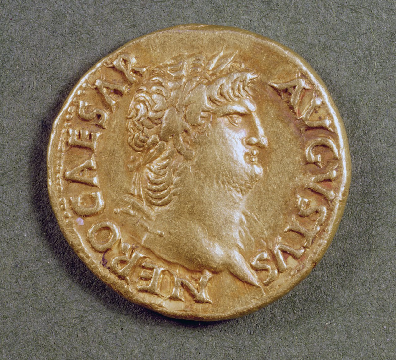 Nero（AD 54-AD 68）的Aureus（正面）戴着月桂花环。铭文：NERO CAESAR AVGVSTVS（金色） 作者 小说