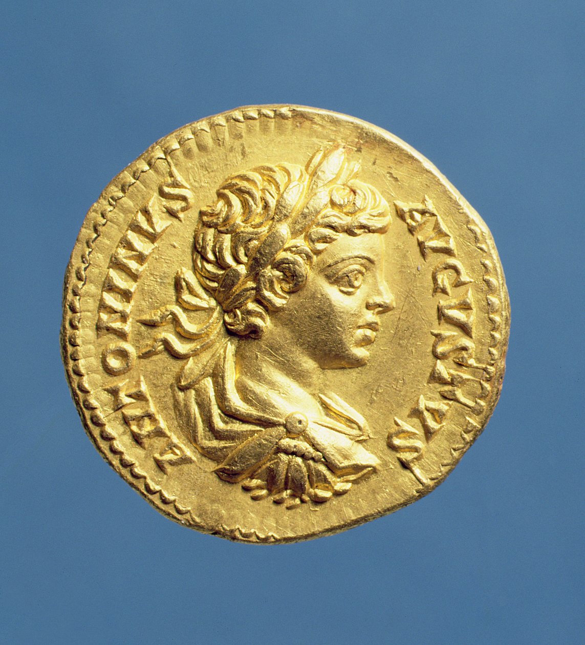 Aureus（正面）与Carcalla（196-217）葡萄的头部，cuirassed，戴着月桂花环。在Septimus Severus（193-211）下铸造铭文：ANTONINVS AVGUSTVS（金色） 作者 小说