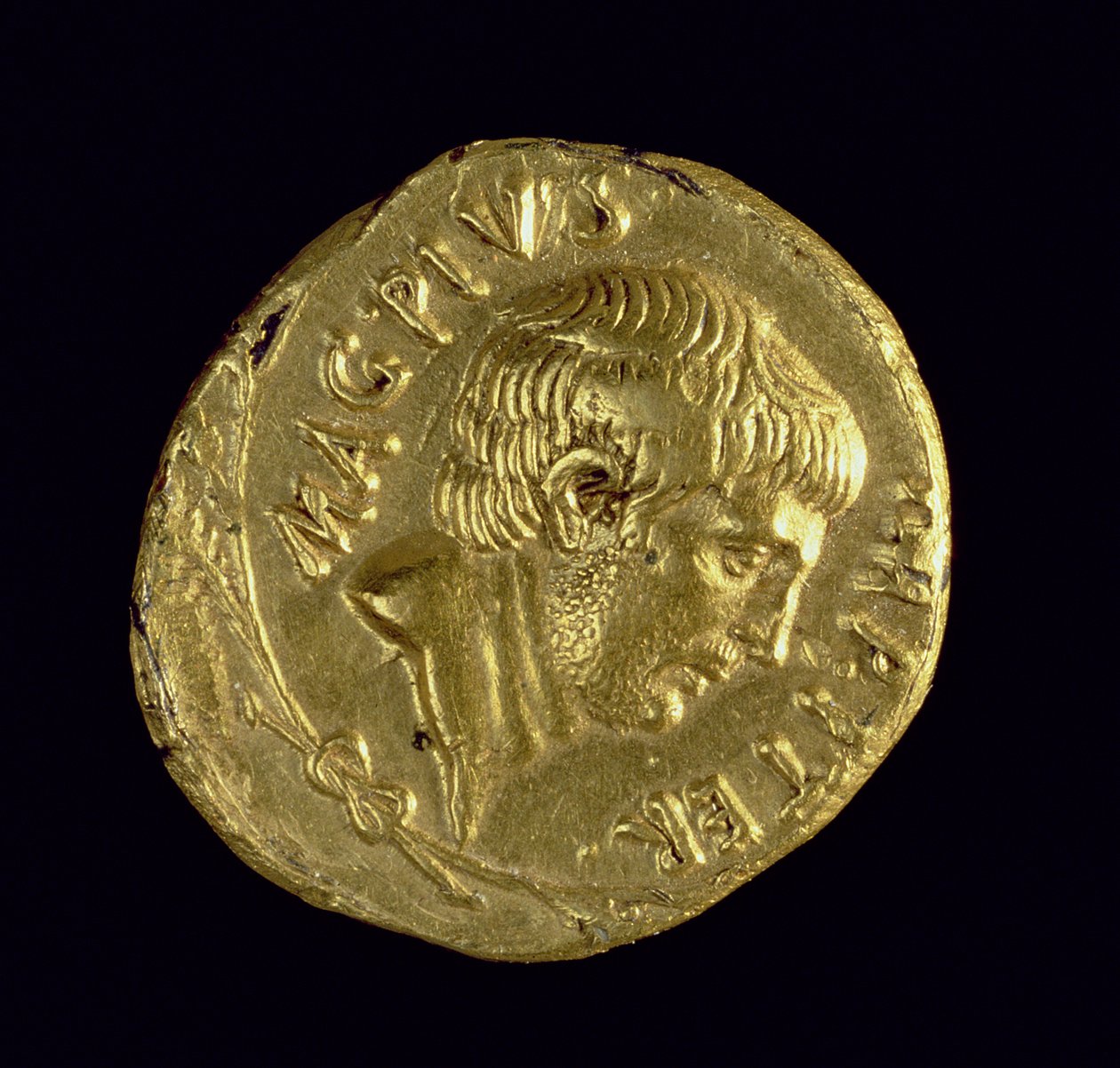 Aureus（正面）与Sextus Pompeius的裸头（公元前78-35）铭文：MAG PIVS IMP ITER（金色）（反向见119143） 作者 小说