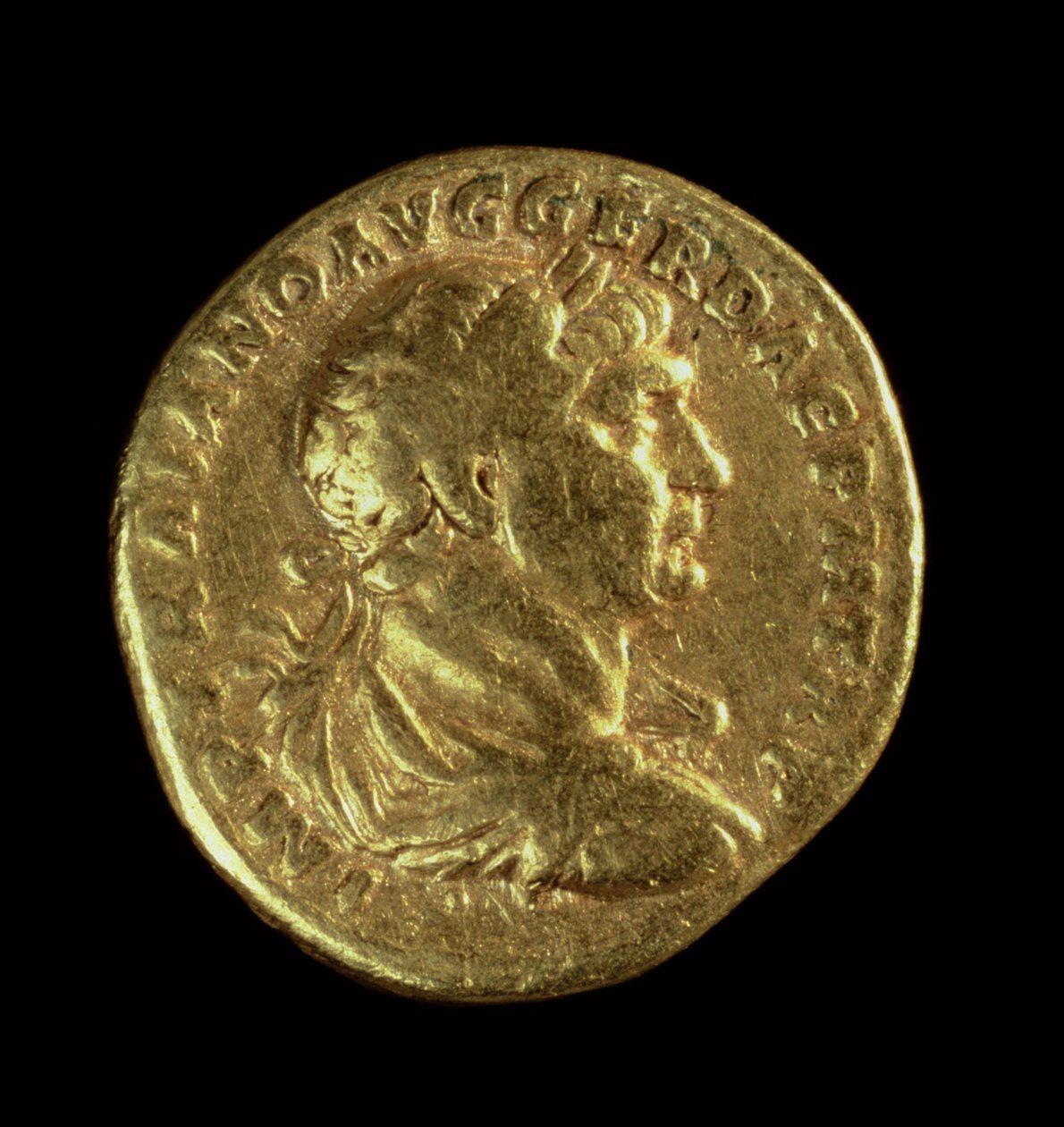 Aureus（正面）与Trajan（公元98年 - 公元117年）的垂褶半身像戴着月桂花环（金）铭文：IMP TRAIANO AVG GER DAC PM TR P（反向见119145） 作者 小说