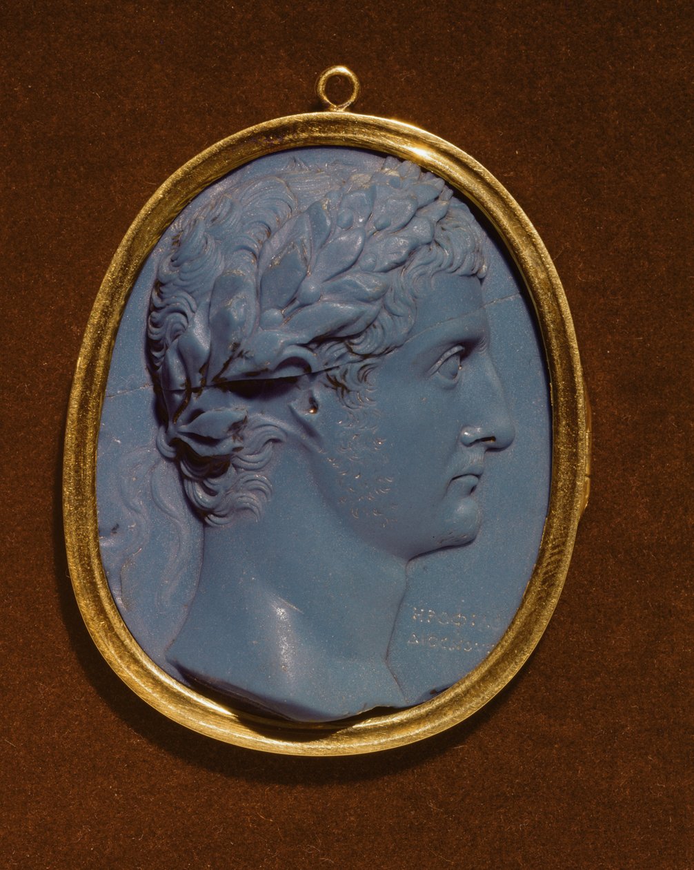 具有Tiberius（Claudius Nero）（42BC-37AD）（玻璃和金色）轮廓的Cameo 作者 小说