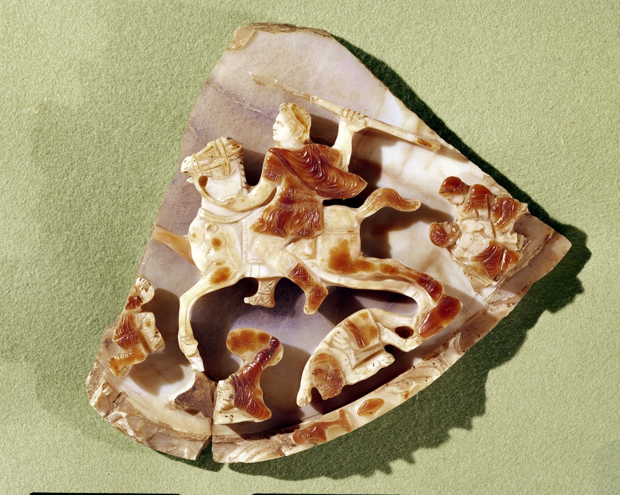 Cameo描绘了一个胜利的皇帝践踏野蛮人，来自Kusadek（sardonyx） 作者 小说