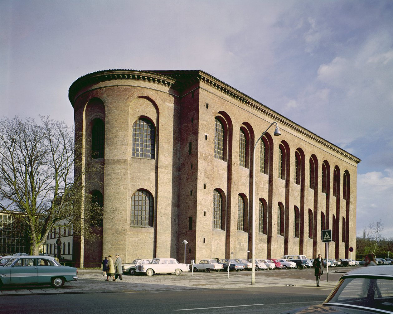 Aula Palatina的外视图，建立了c.310 作者 小说