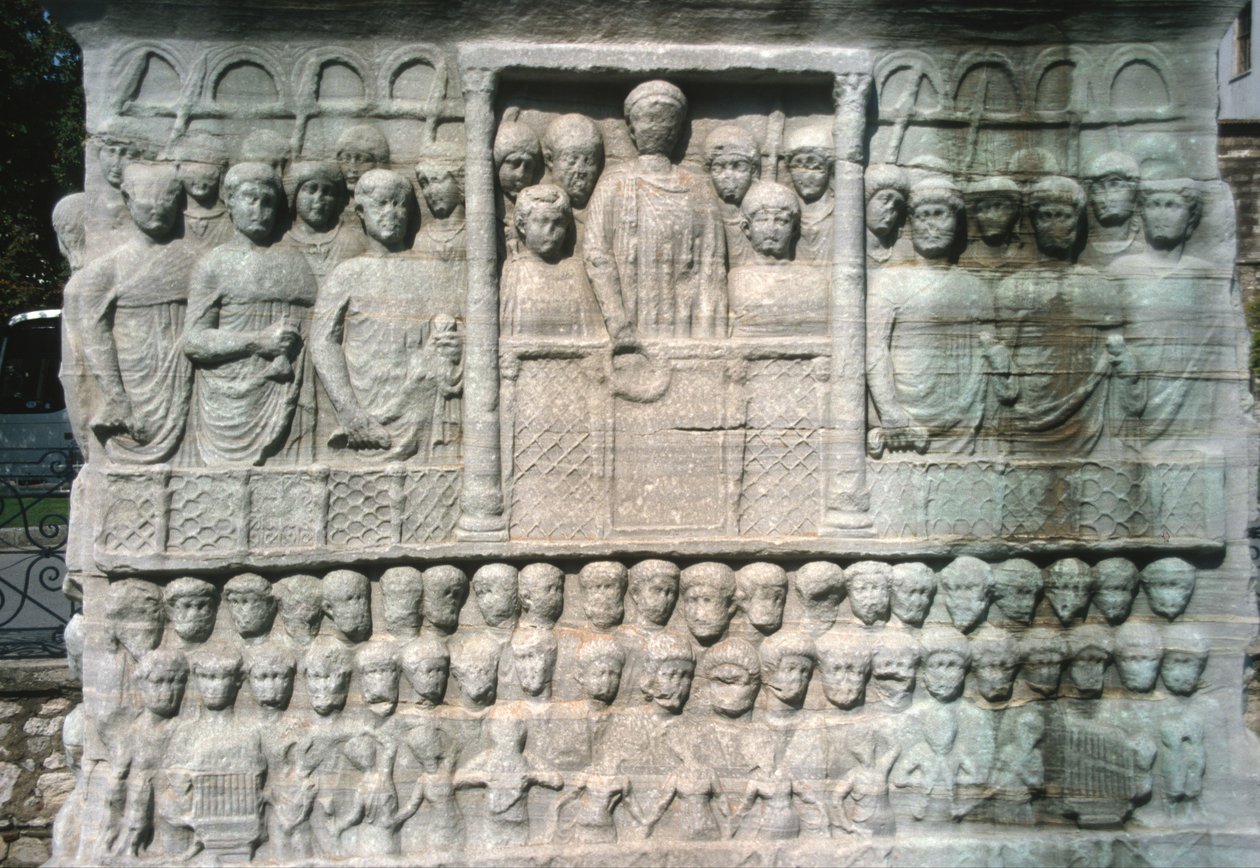 在Theodosius I（347-395）方尖碑的基础上的救济，也被称为Tarnmosis III的方尖碑，来自卡纳克（大理石） 作者 小说