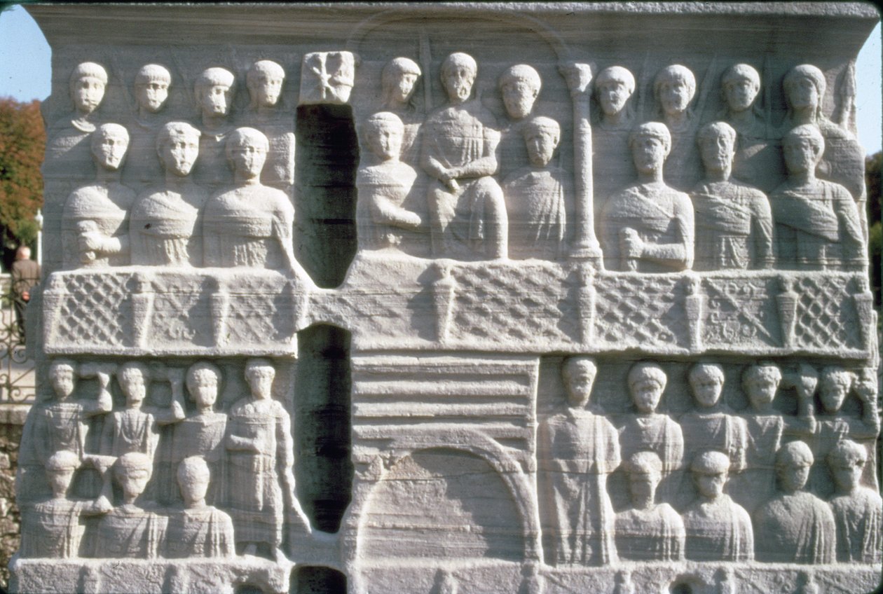 在Theodosius I（347-395）方尖碑的基础上的救济，也被称为Tarnmosis III的方尖碑，来自卡纳克（大理石） 作者 小说