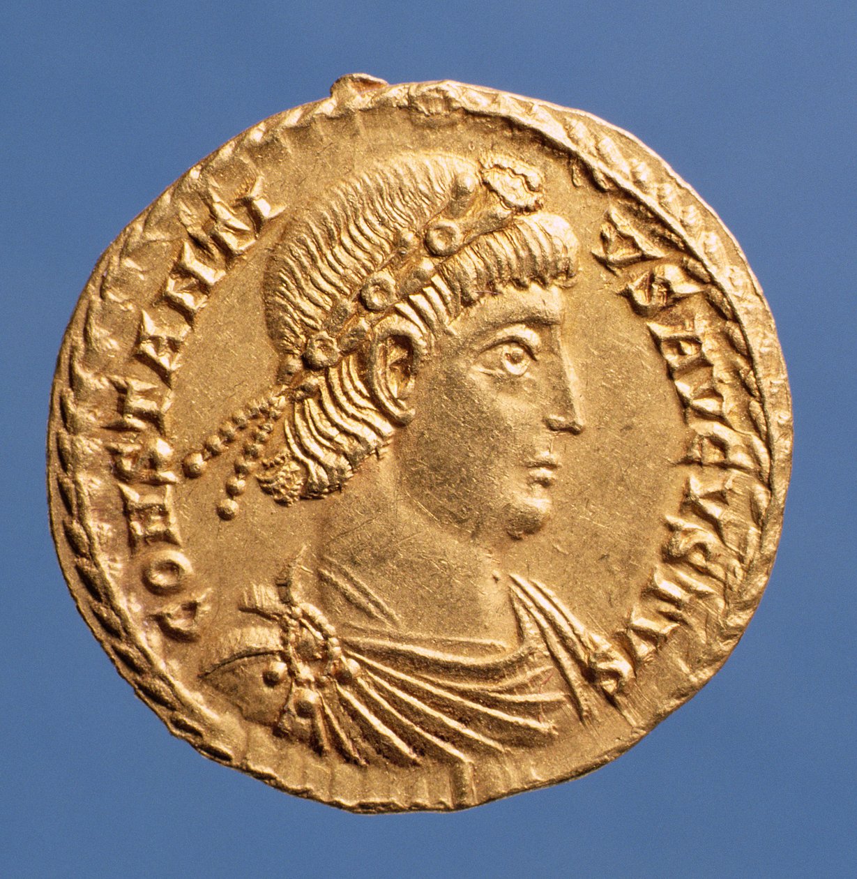 Constantinius II（337-361）的Solidus（正面）披着戴着宝石的王冠。铭文：CONSTANTIVS AVGVSTVS（黄金） 作者 小说
