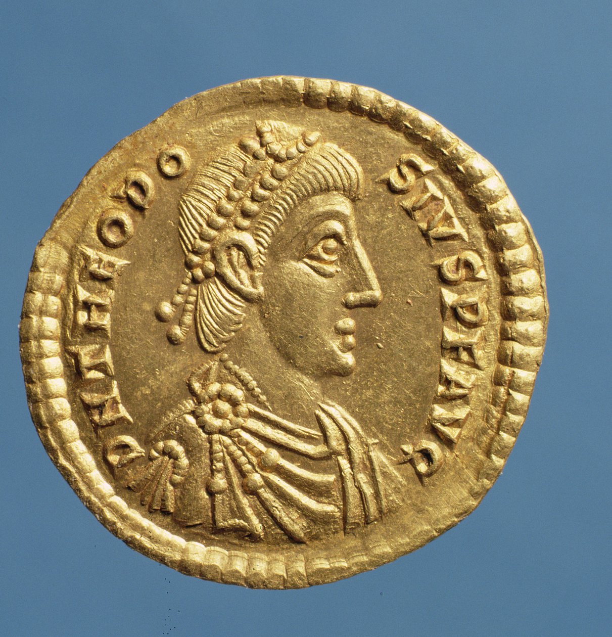 Theodosius I the Great（379-395）的Solidus（正面）披着垂褶，戴着王冠的cuirassed。铭文：DN THEODOSIVS PF AVG（金色） 作者 小说