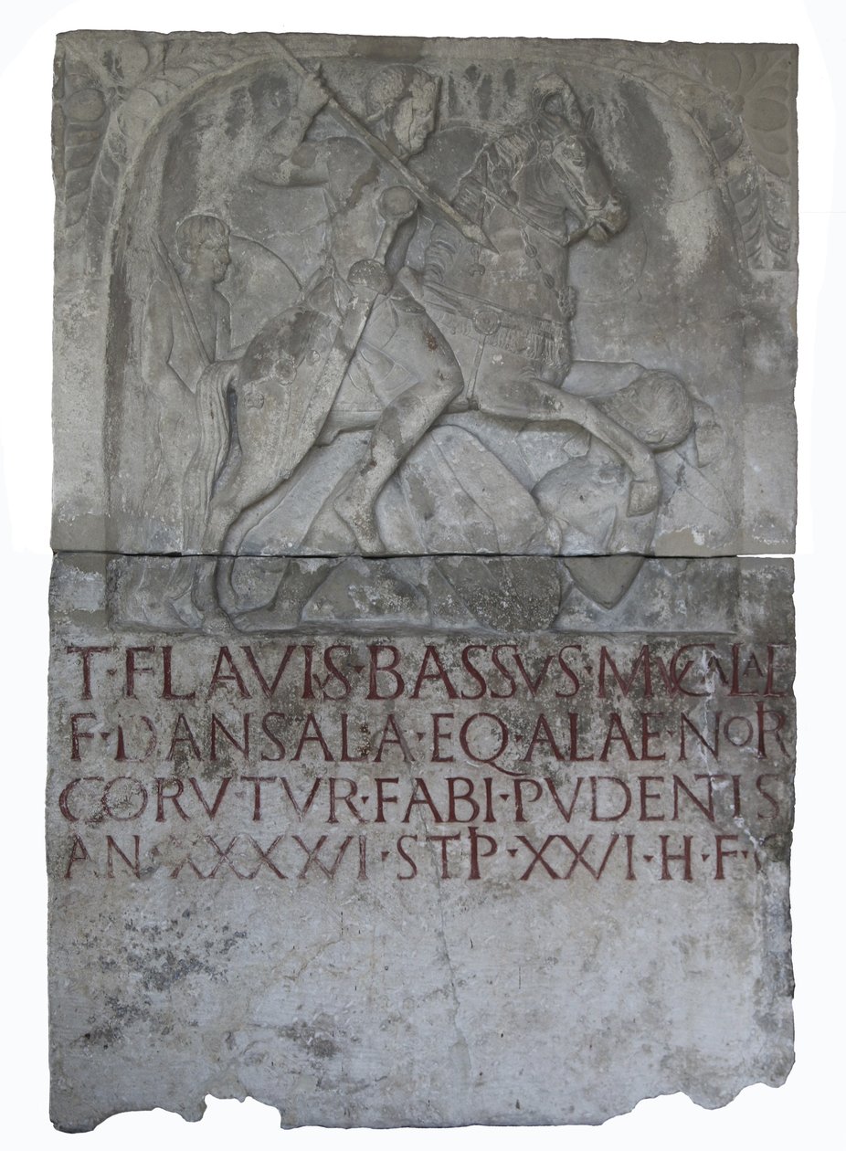 弗拉维亚时代的翼子（翼骑兵）Titus Flavius Bassus，穆卡拉之子的墓碑。给它 作者 小说