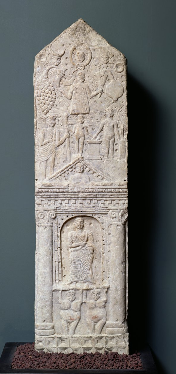 献给土星的Votive stela，来自Maghroua（古老的Macota）2至3世纪（石灰岩） 作者 小说