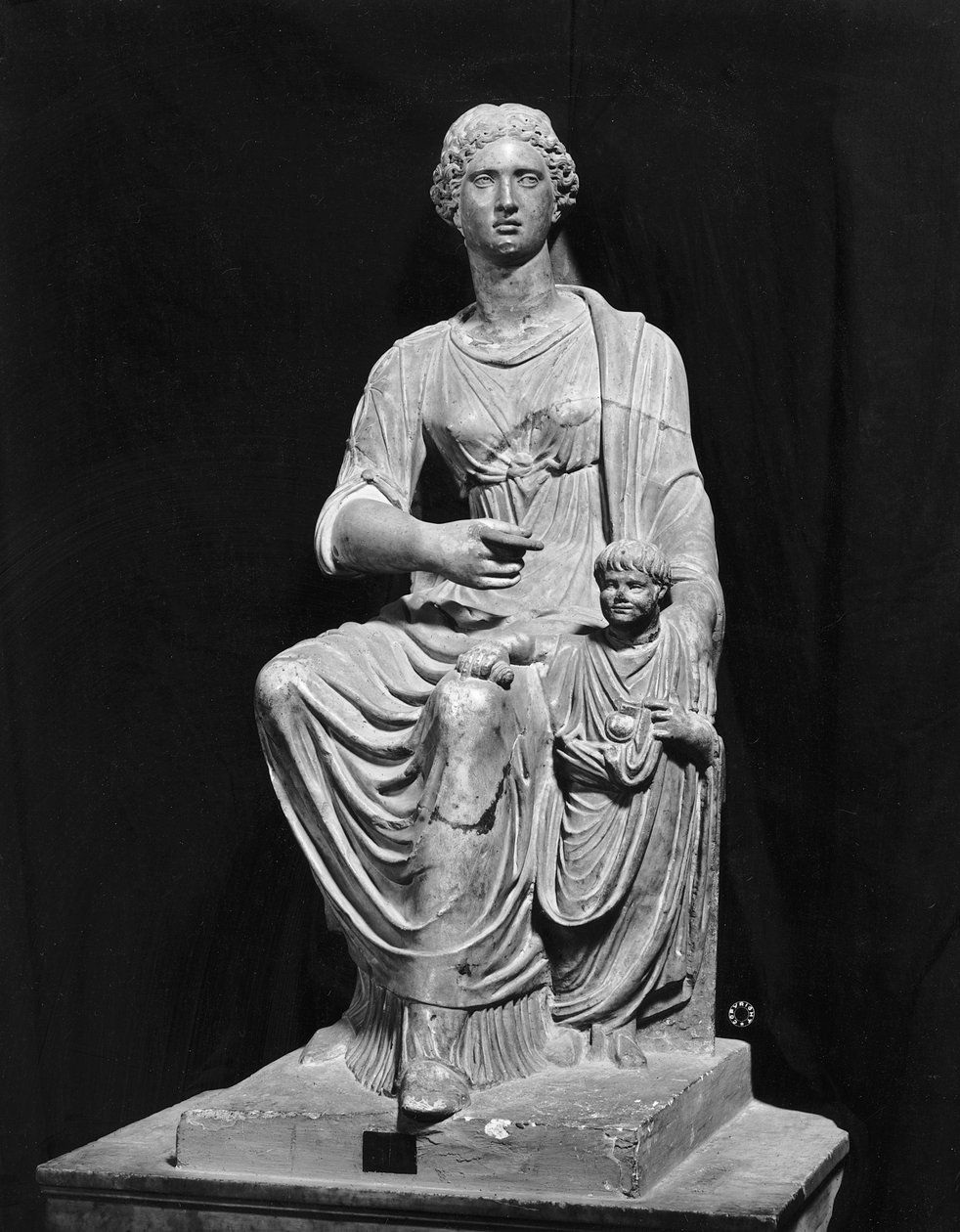 Agrippina the Younger (15-59 AD) with her son Nero (37-68 AD) (marble) (b/w photo) 作者 小说