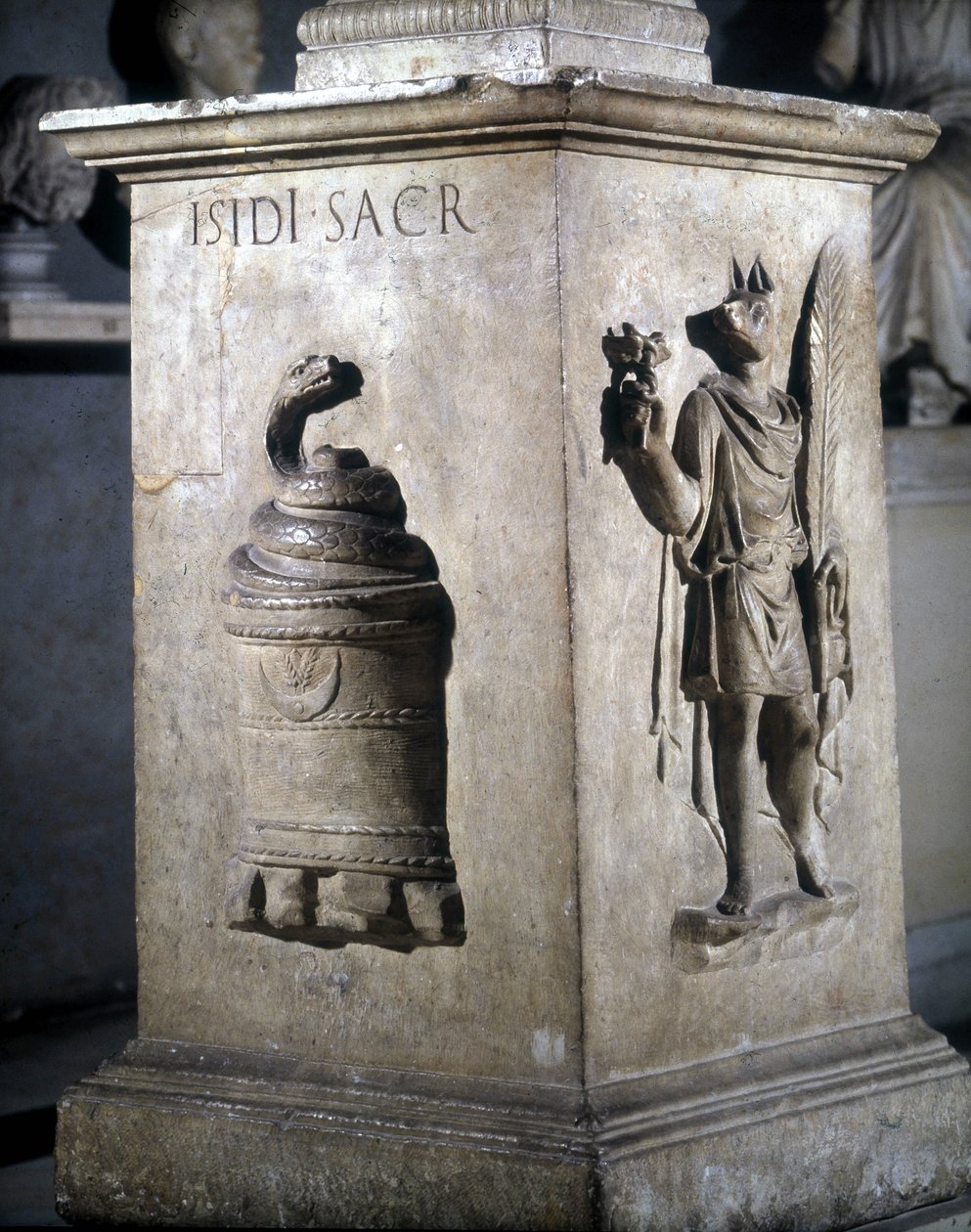 Altar dedicated to Isis. Left: mystic stone with snake and right: Anubis-Hermès. The words “Iside Sacr” are engraved on the snake. 2nd century. Musei Capitolini, Rome. 作者 小说