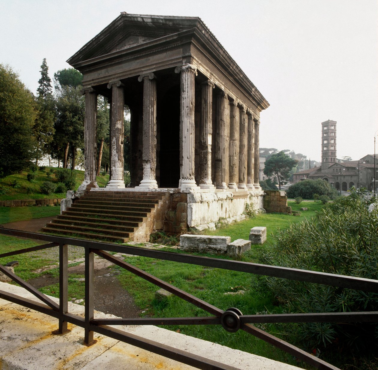古罗马：公元前 2 至 1 世纪真理之口 (Bocca della verita) 广场附近的 Tempio di Portuno（波尔图努斯神庙或男子财富神庙）的景色。 罗马 作者 小说