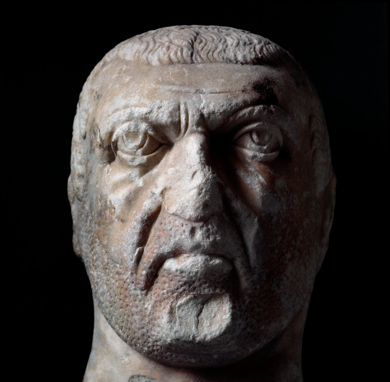 戴克里先 (Gaius Aurelius Valerius Diocletianus, 245-316) 的半身像，罗马皇帝从 284 年到 305 年。大理石雕塑。 Chieti，考古博物馆。 作者 小说