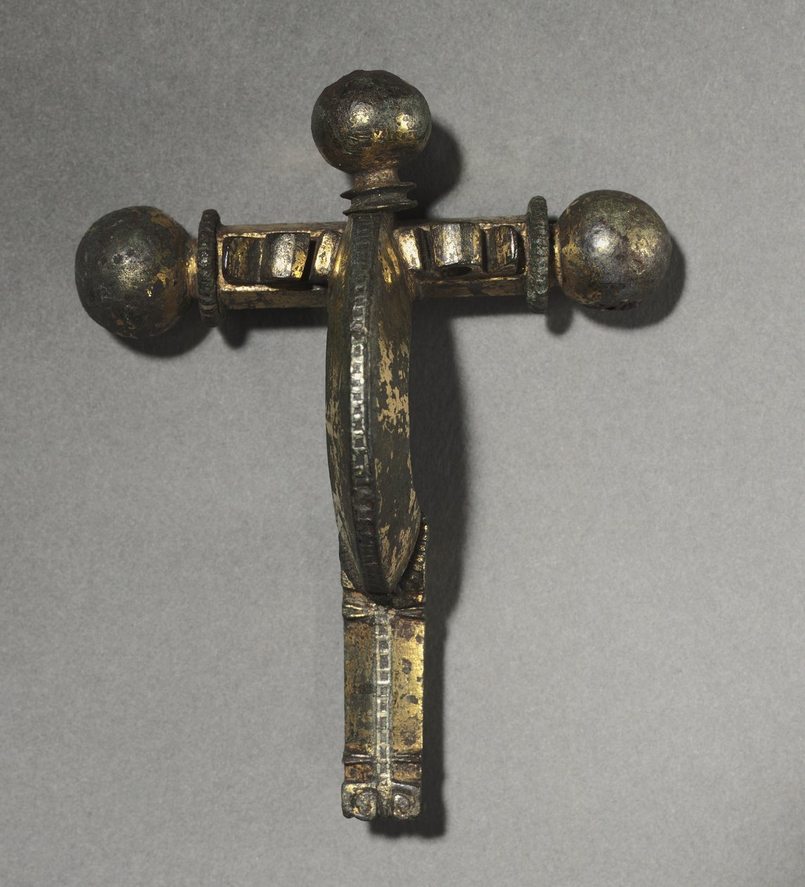 Fi腓骨，c.350-400（青铜，镀金青铜，银和尼尔洛） 作者 小说