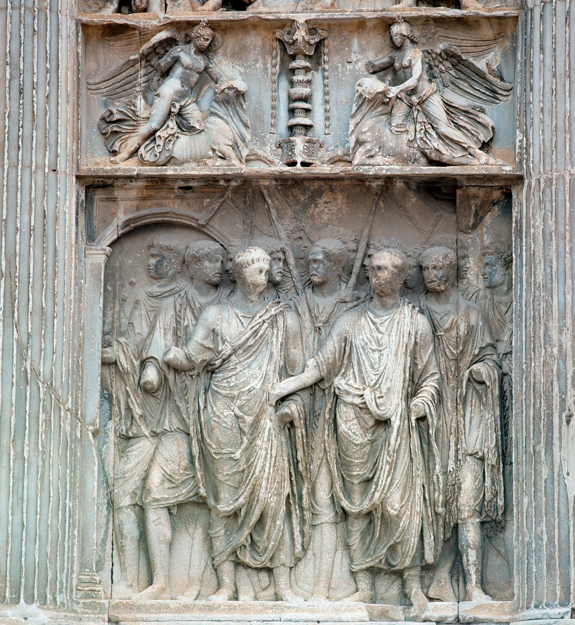 图拉真皇帝（图拉真或图拉真）（53-120 年）在公元 99 年从德国归来时，由罗马的知府长官前往市场。 低缓解。 贝内文托，Arco Traianeum © Luis Ricciarini / Leemage 作者 小说