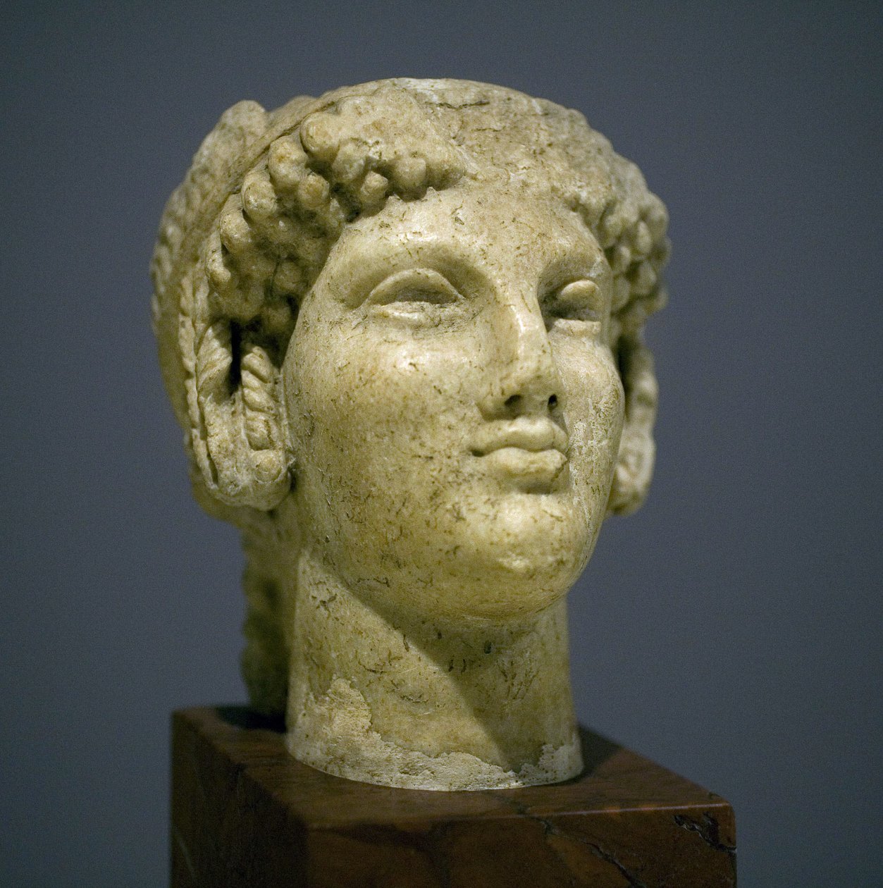 女孩的头像（Kore），罗马希腊时期的雕塑（我们这个时代之后的第3-2世纪），非常有表现力的脸，向东突出的颧骨，微笑，卷发，在我们这个时代之前的6世纪，Ionie的古老风格延续了很久之后。 作者 小说