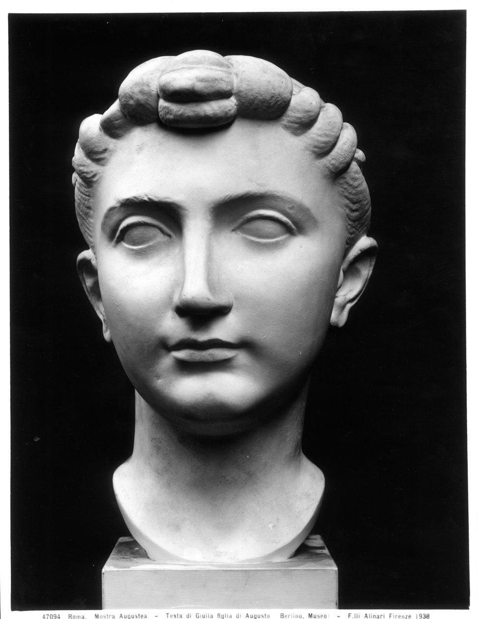 奥古斯都皇帝的女儿朱莉娅（39BC-14AD）的头像（大理石）（黑白照片）。 作者 小说
