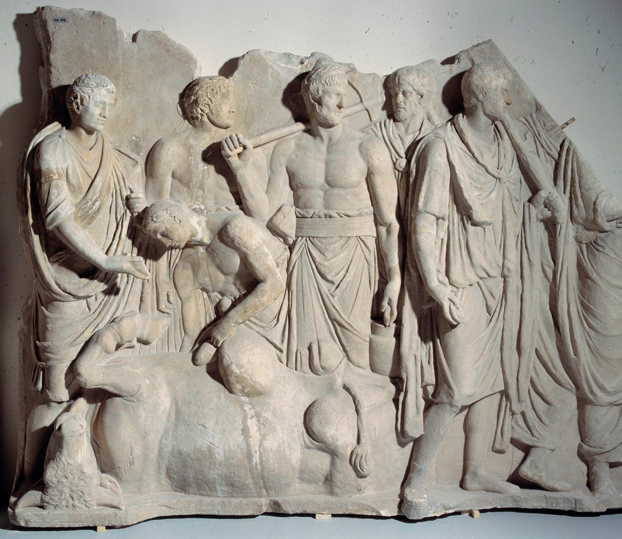 Marble relief from Forum Trajan: scene of haruspice (devin etrusque) consulting the bowels of a bull with priest and lictors. Dim. 0,6x2 m. around 120 A.D. Paris, Louvre Museum 作者 小说