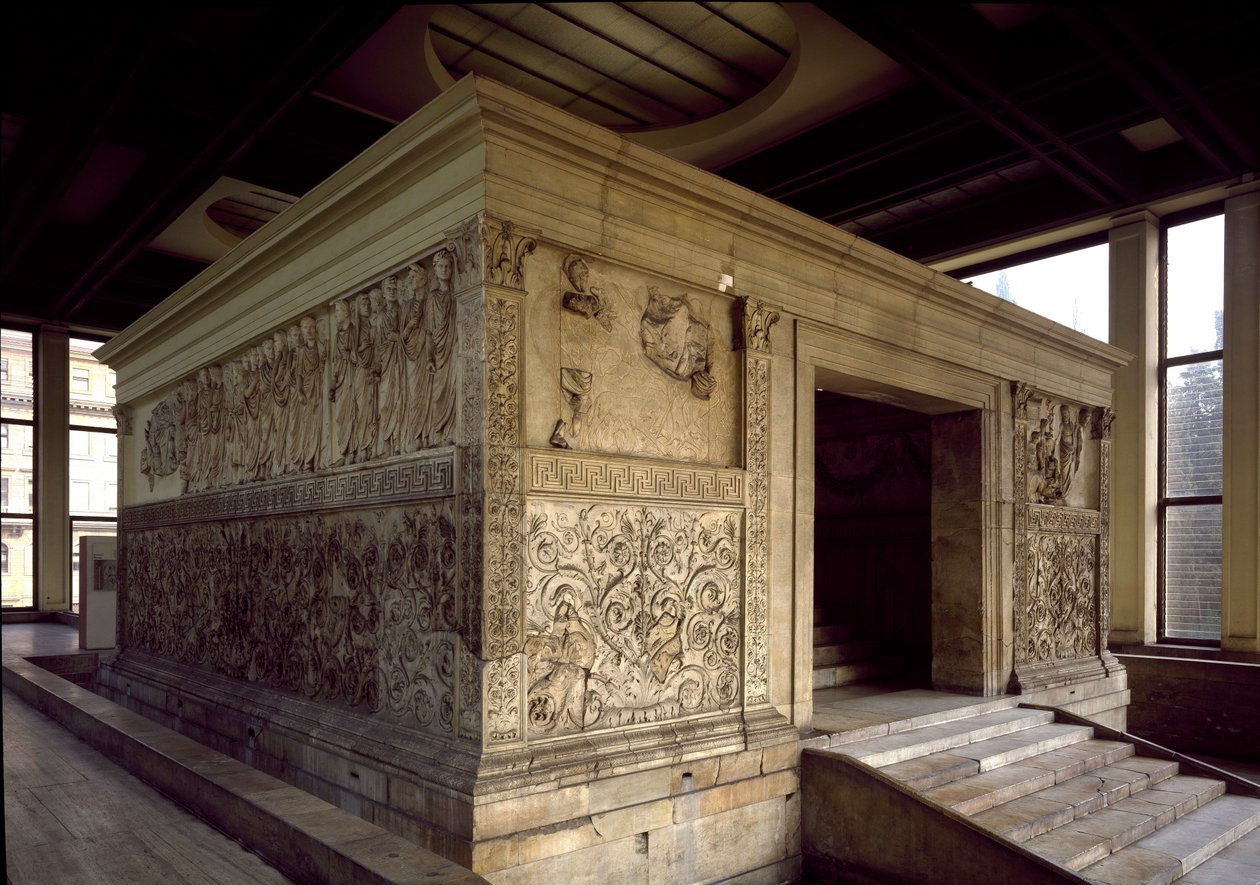 罗马艺术：Ara Pacis Augustae 或奥古斯塔和平祭坛和平：罗马皇帝奥古斯塔于公元前 13 至 9 年间在罗马的战神广场（Campo de Marte）建造的古罗马低浮雕（右侧），以纪念和平之后 帝国战争 作者 小说