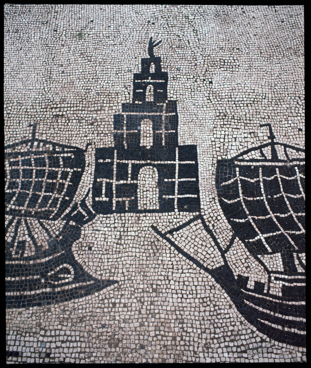 Roman Art: “” Lighthouse and Ships”” Mosaic of the Corporation des gens de la mer, Place des Corporations 作者 小说
