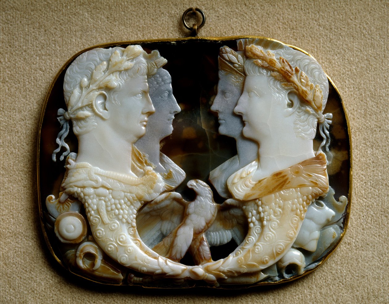 罗马艺术：缟玛瑙 (Gemma Claudia) 装饰皇室夫妇克劳德 (Tiberius Claudius Drusus)（公元前 10 年-公元 54 年）和他的妻子小阿格里皮娜（公元 15-59 年）（小阿格里皮娜）（左）和凯厄斯·朱利叶斯·凯撒（Caius Julius Caesar）的画像 dit Germanicus (15 BC-19 AD) C) 作者 小说