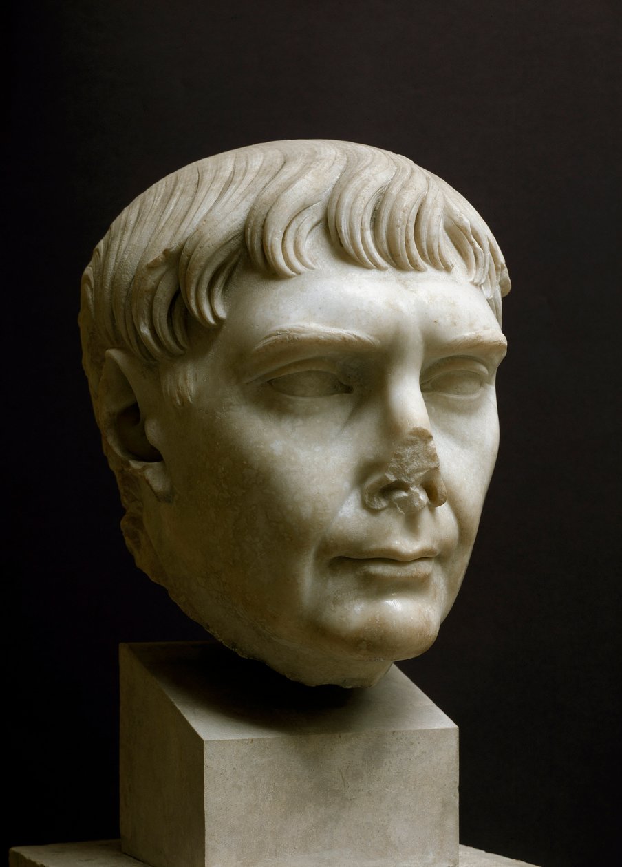 罗马艺术。意大利奥斯蒂亚博物馆的 "特拉扬皇帝（Marcus Ulpius Traianus）（公元53-117年）的大理石头像"--特拉扬皇帝（Marcus Ulpius Traianus）（公元53-117年）的肖像--罗马大理石雕塑，帝国时代，公元2世纪--考古博物馆。 作者 小说