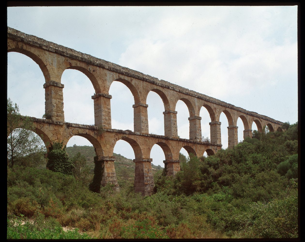 罗马艺术：1 世纪西班牙塔拉戈纳渡槽（费雷尔渡槽或 Pont du Diable）景观（罗马艺术：罗马渡槽 Pont de les Ferreres（Pont del Diable）塔拉戈纳，西班牙） 作者 小说