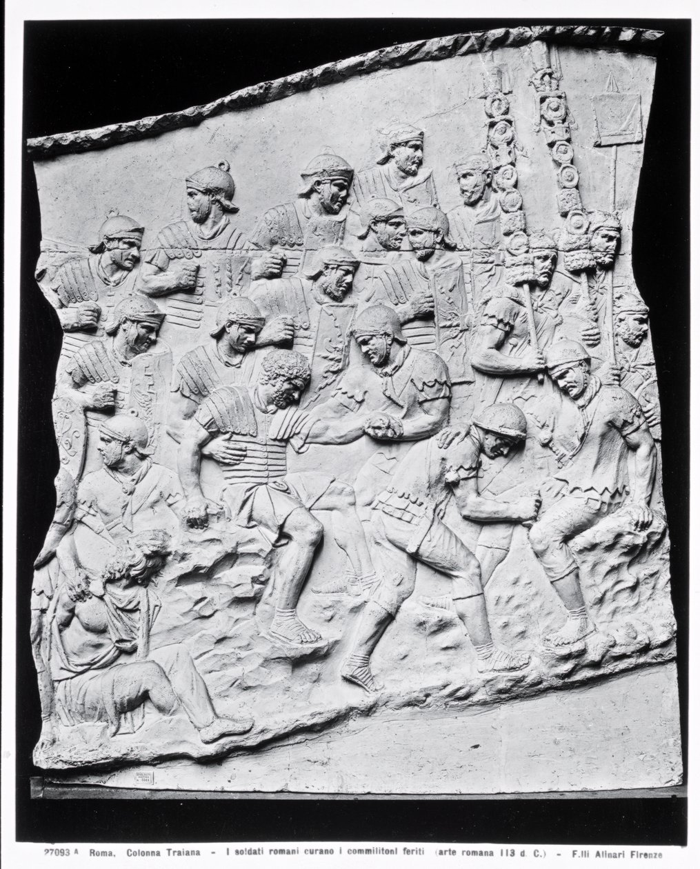 罗马士兵治疗伤员，取自特拉扬纪念柱，公元113年（大理石）的铸件（黑白照片）。 作者 小说
