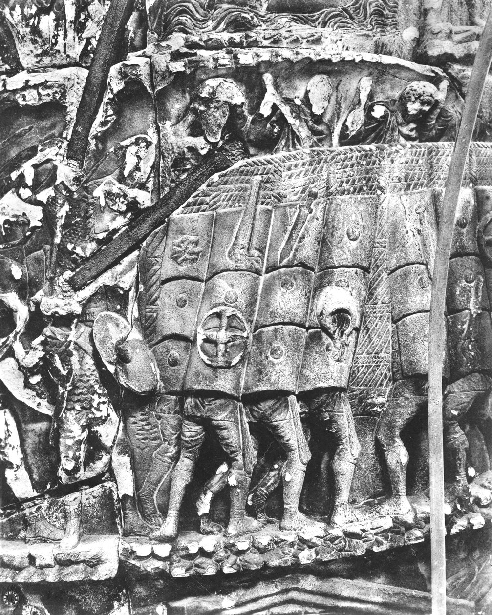 罗马士兵在进攻中使用testudo方法，马库斯-奥勒留柱子的细节，公元180-196年（大理石）（黑白照片）。 作者 小说
