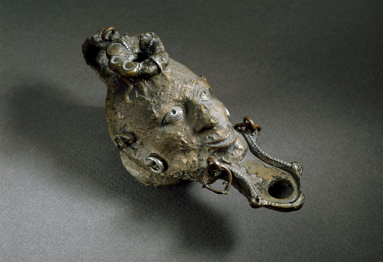 Roman art: bronze oil lamp in the shape of face. 1st or 2nd century AD. Spain Museo di Ampurias (Empurias) 作者 小说