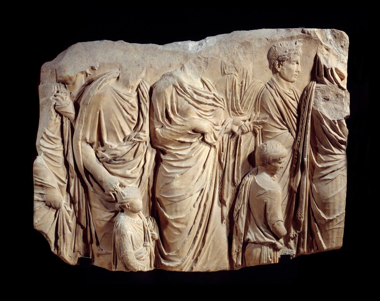 Roman art: fragment of architectural relief in marble from the procession of the Ara Pacis Augustae (altar of peace): procession, during a sacrifice, of figures in toga and children. Around 13-9 BC. Find in Rome (Champ de Mars Palais Fiano) Sun. 1,1x1,4 m  作者 小说