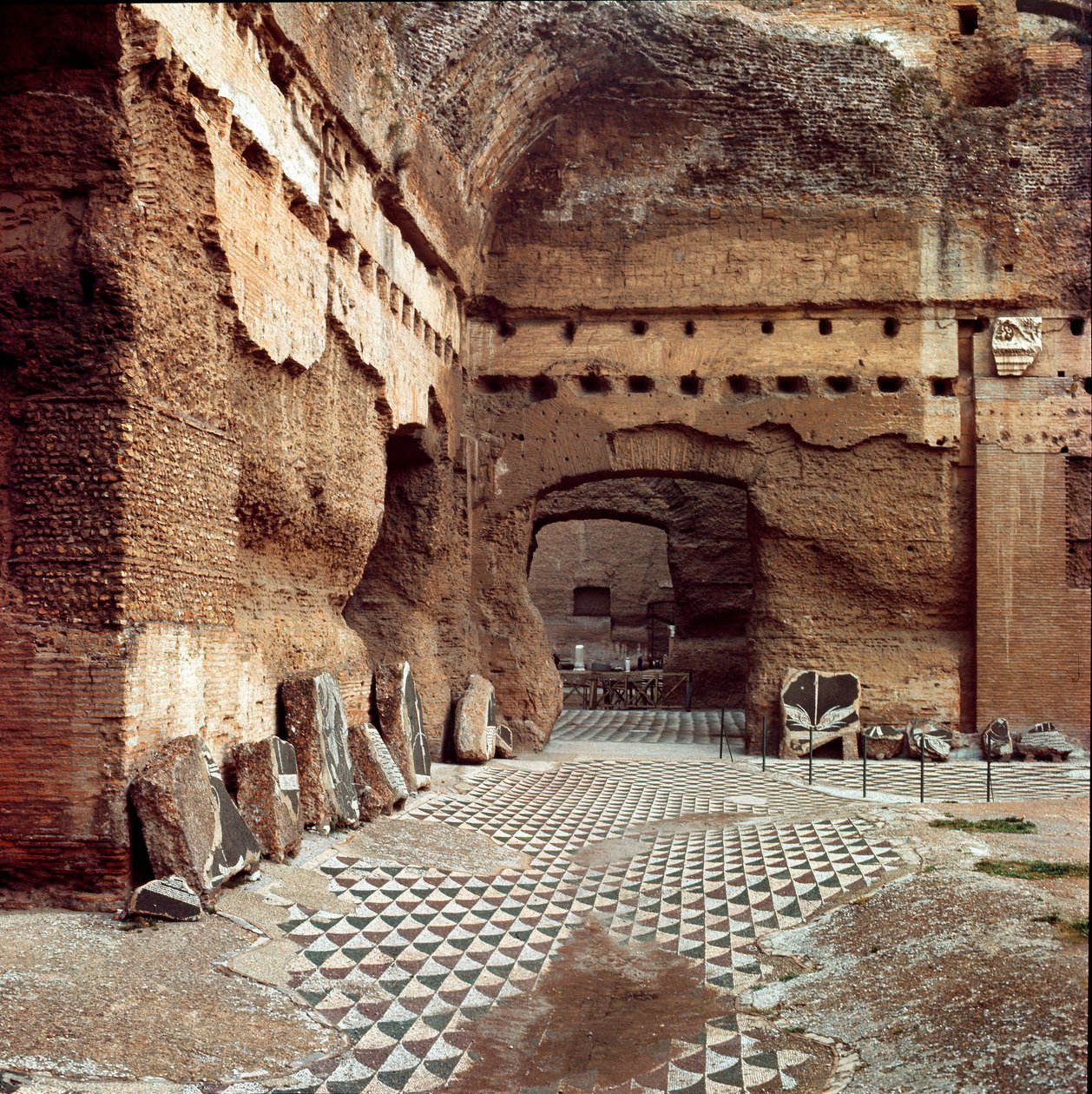 罗马艺术：罗马卡拉卡拉温泉浴场的 caldarium (calidarium) 景观。 它们由同名皇帝（约217年）建造。 罗马 作者 小说