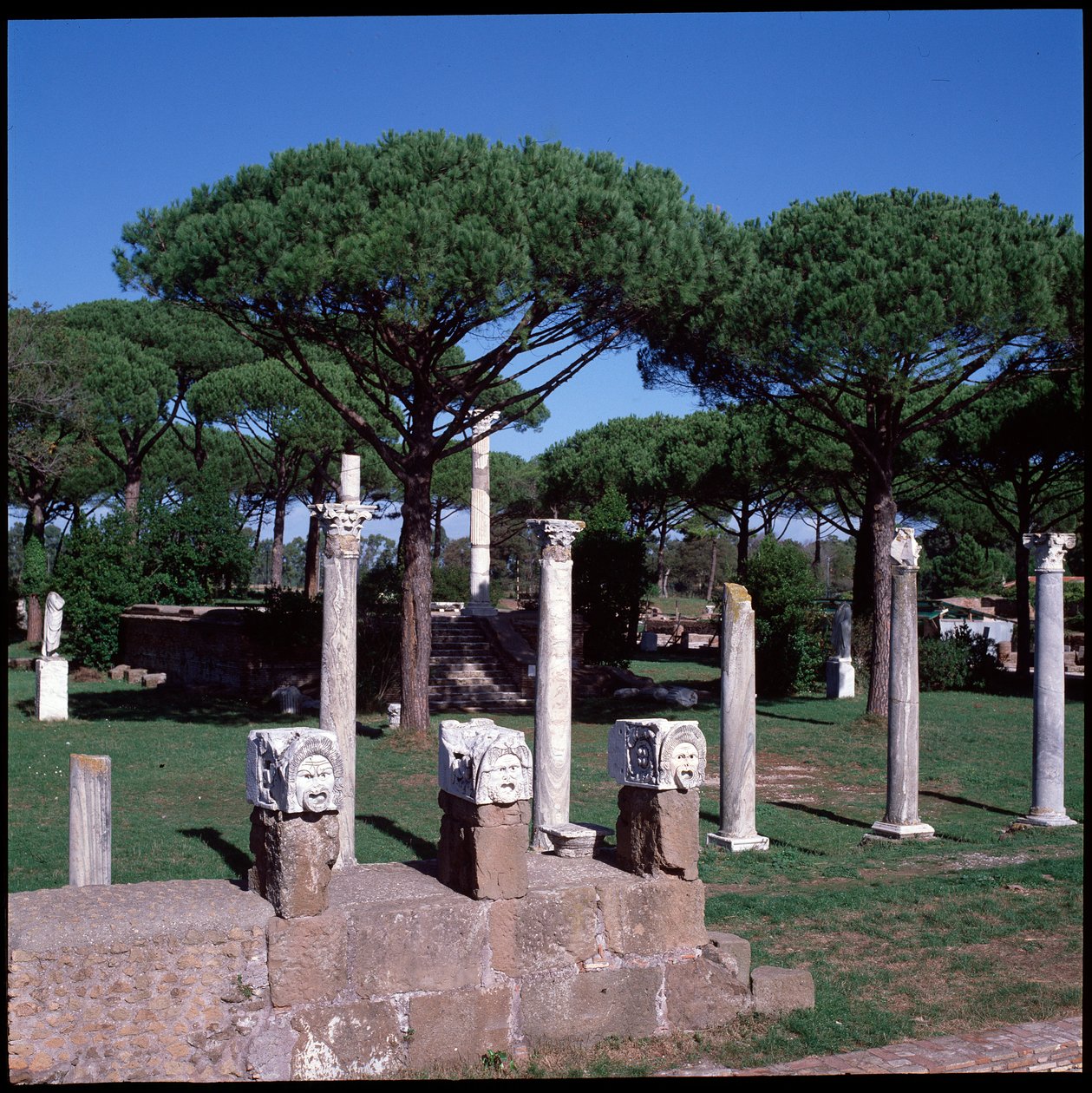 Roman art: view of the ruins of the Temple of Ceres, archeological site of Ostia 作者 小说
