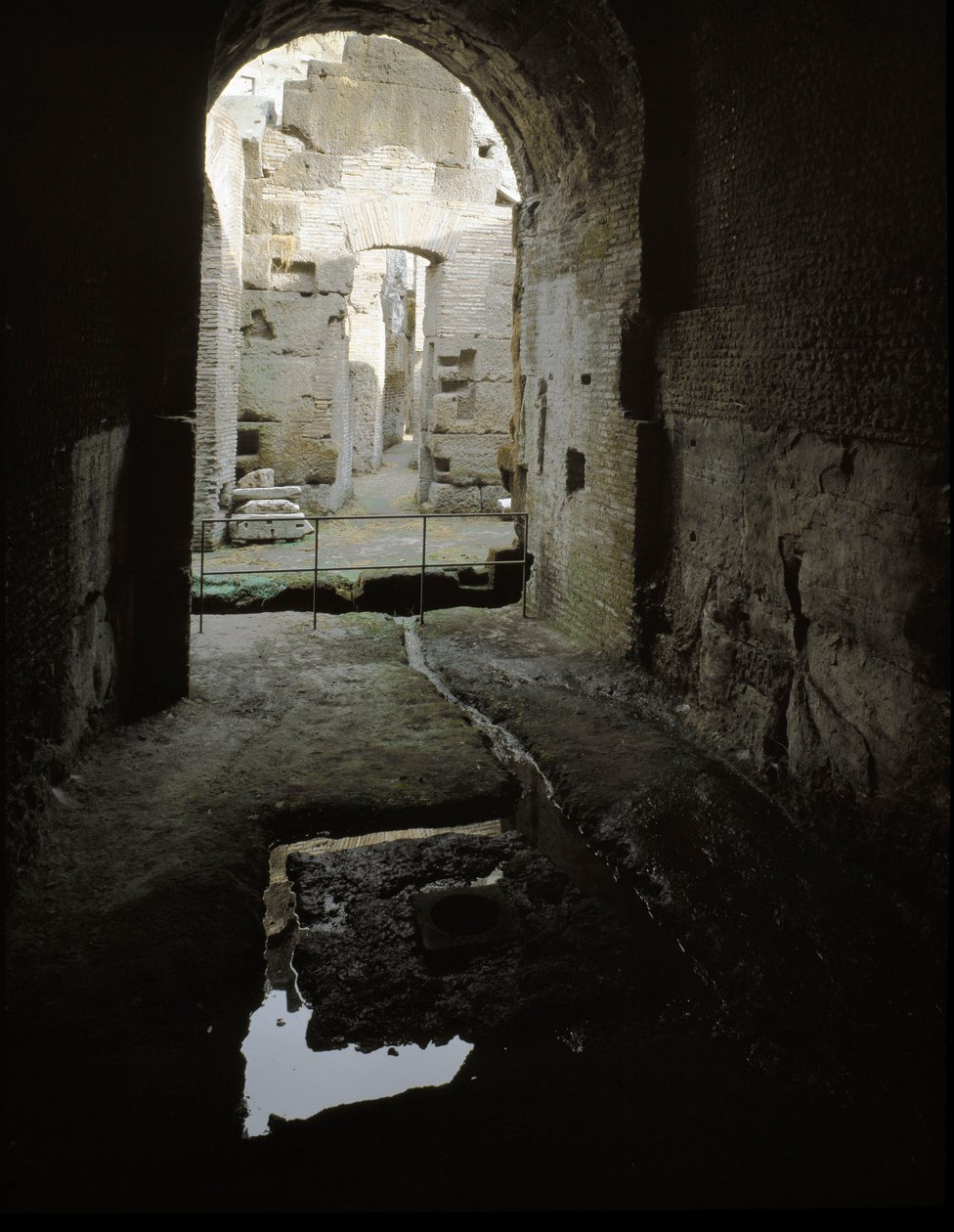 罗马艺术：意大利罗马 Colisee (Colosseo) 地下通道景观 作者 小说
