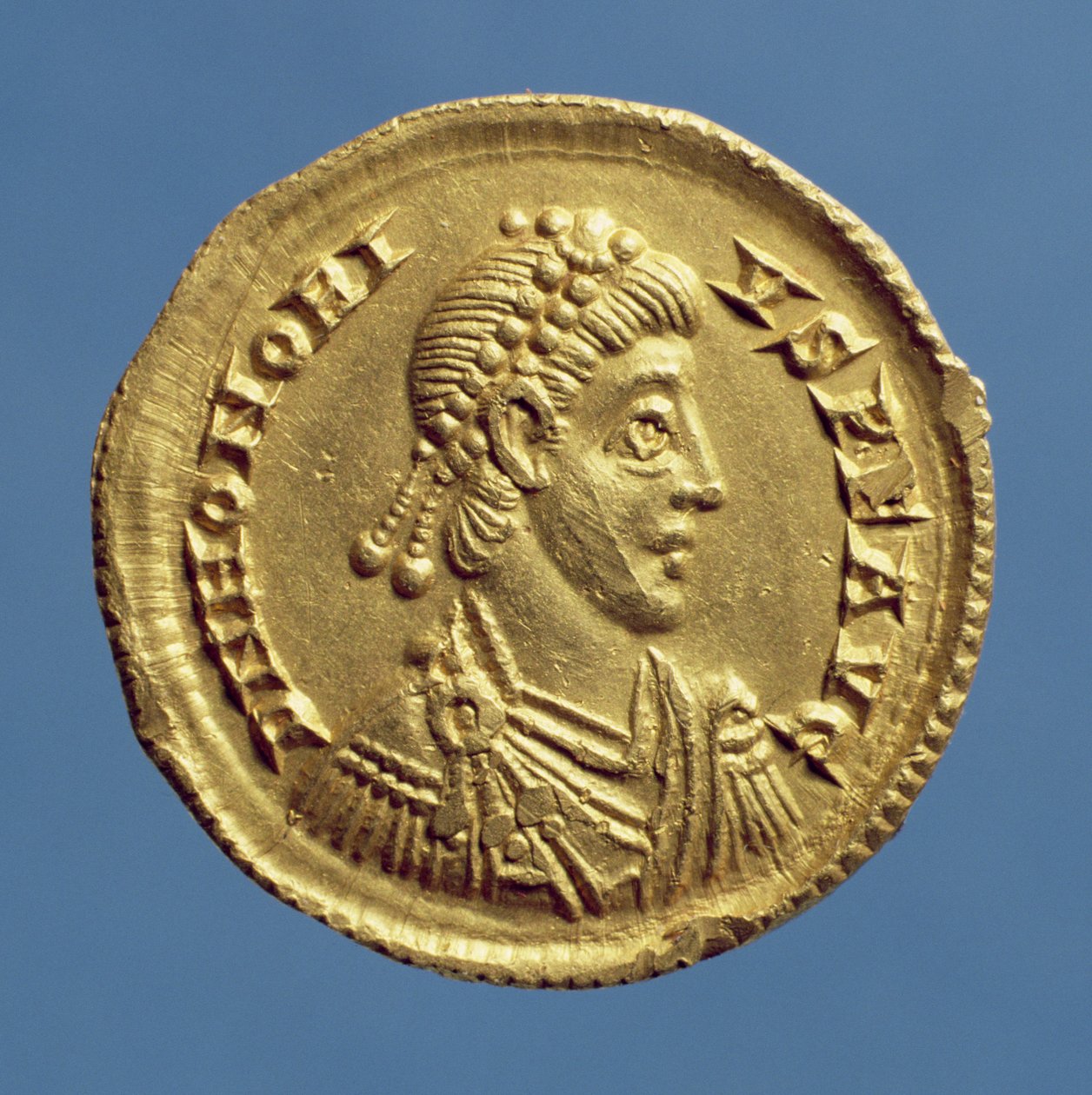 Honorius（393-432）的Solidus（正面）悬垂，穿着，戴着王冠。铭文：DN HONORIVS PF AVG（金色） 作者 小说