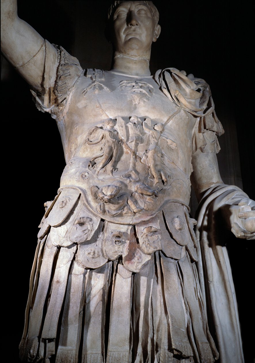 罗马皇帝图拉真 (Marcus Ulpius Traianus 或 Traiano)（公元 53-117 年）雕像，战舰。 代表皇帝 Domitian（Domiziano 或 Domitianus）（51-96）的盔甲细节。 公元 108 年左右。 Sun 2 m 巴黎，卢浮宫 作者 小说