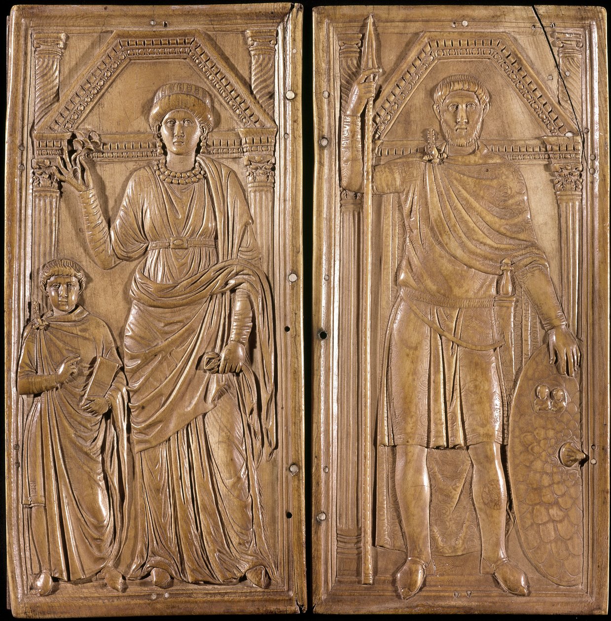 Stilicon (Flavius Stilicho 或 Stiliccho, 360-408)，古罗马将军和政治家，野蛮出身（破坏父亲和罗马母亲）。 “Stilicon的双联画”：Stilicon枪和他的妻子Serena和他的儿子Eucherio。 象牙400左右。Tresor of the 作者 小说
