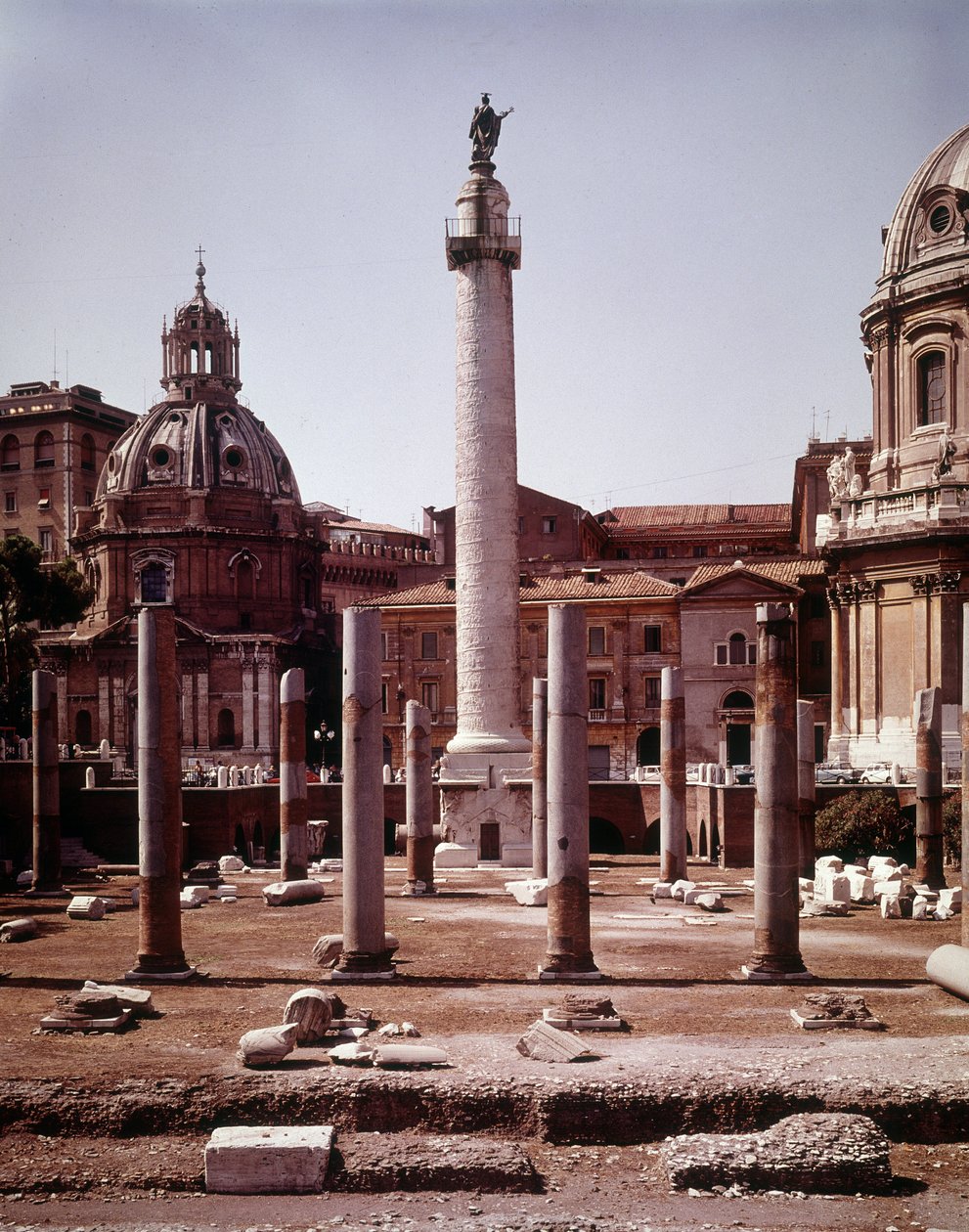 特拉扬论坛和特拉扬柱（Trajan column）（Colonna Traiana）位于罗马，建于特拉扬皇帝统治时期（53-117）。特拉扬柱子是为了纪念皇帝在达契亚的胜利战役。 作者 小说