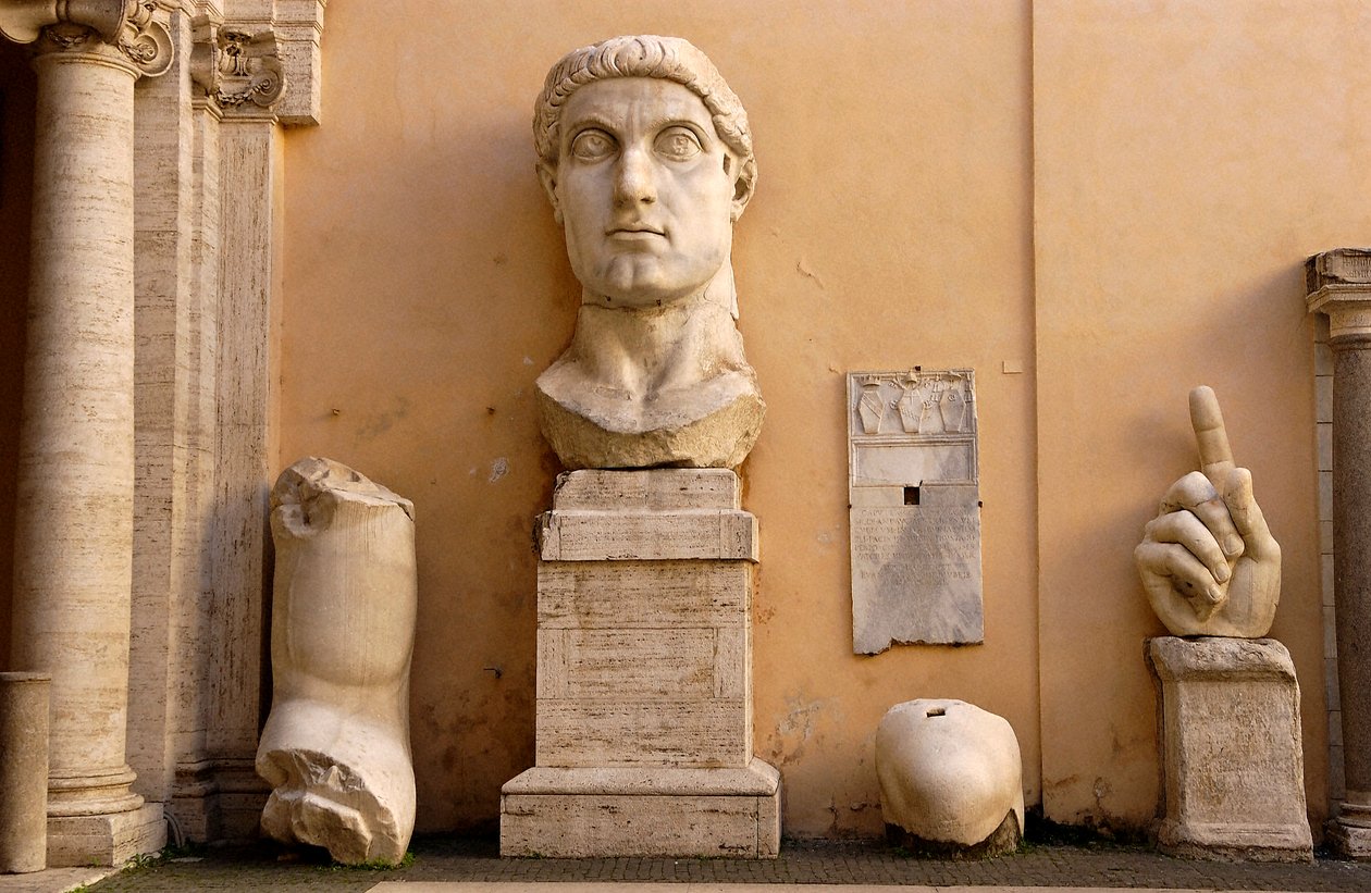 Musei Capitolini（国会大厦）的保守派宫（Palazzo dei conservatori）庭院：公元 313-324 年君士坦丁巨大雕像的碎片（大理石） 作者 小说