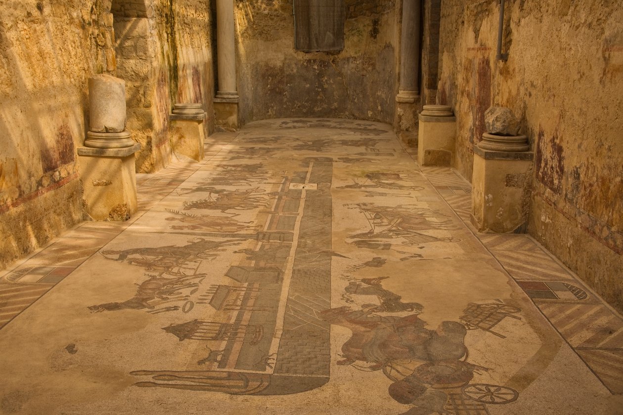 两个门厅，地板上的马赛克，Romana del Casale别墅，Armerina广场，意大利西西里岛（照片）。 作者 小说