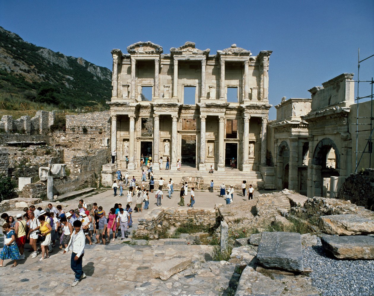 Celsus 图书馆的视图，建于 117 年。楣板细节 作者 小说