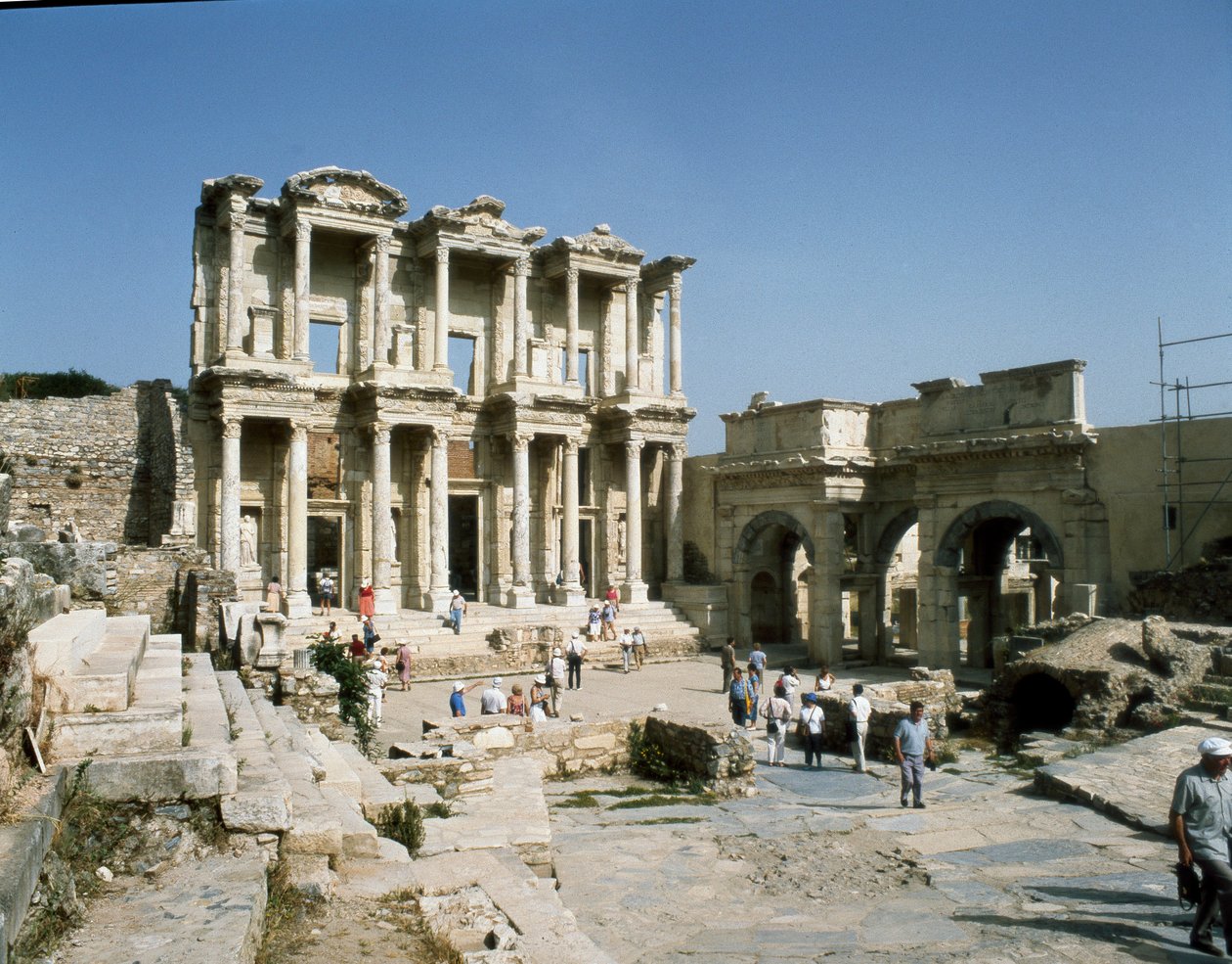 Celsus 图书馆的视图，建于 117 年。楣板细节 作者 小说