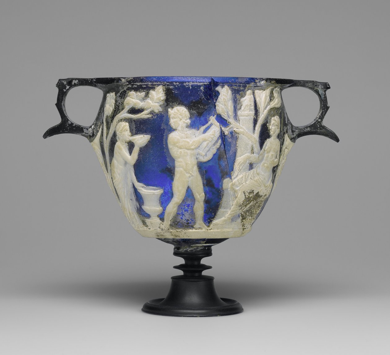 Cameo Glass Skyphos，c.1 AD（玻璃） 作者 罗马帝国时期