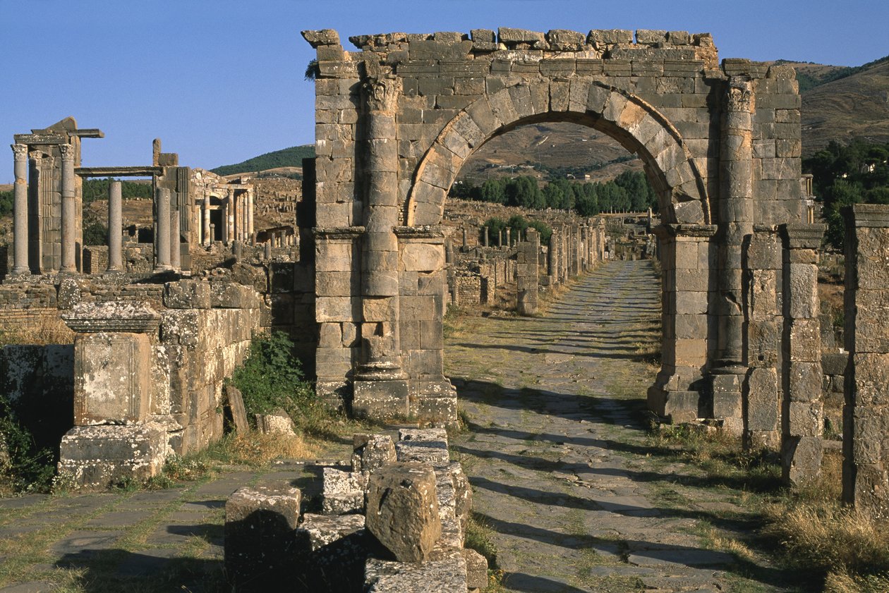 卡，拱和金星寺（左侧），高帝国时期（公元前27年 - 公元395年） 作者 罗马帝国时期