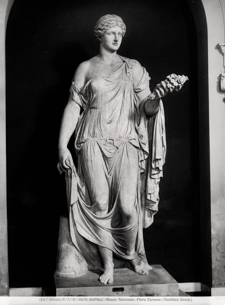 名为 Flora Farnese 的女性雕像，公元 2-3 世纪（大理石）（黑白照片） 作者 罗马罗马