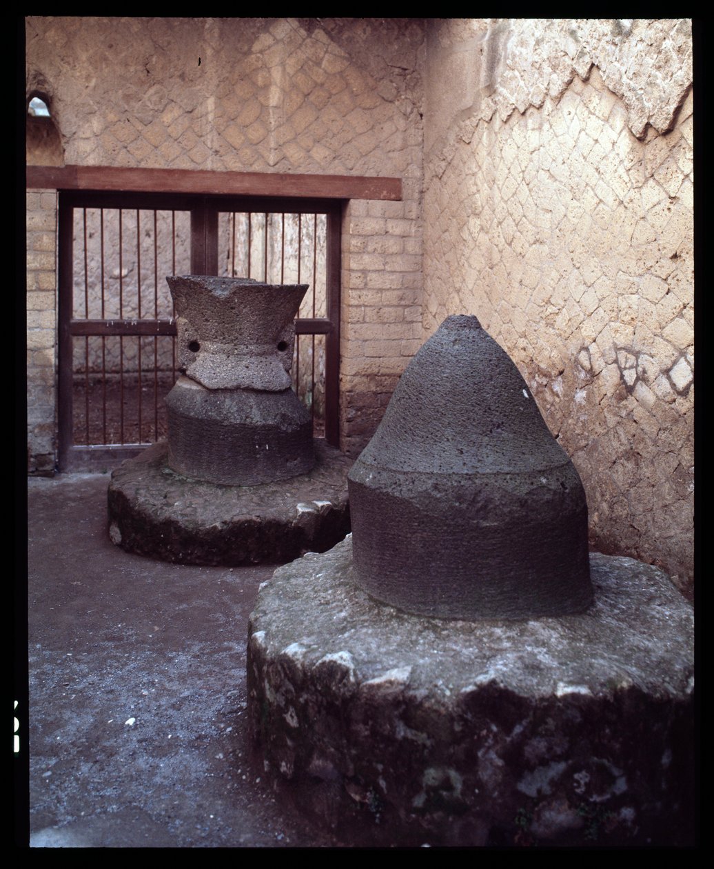 小麦磨石，pistrinum（面包店），公元前 5 世纪 - 公元 1 世纪 作者 罗马罗马
